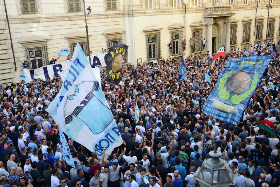 I 4500 tifosi della Lazio, scesi in piazza per contestare Lotito. Afp